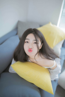 两女一杯